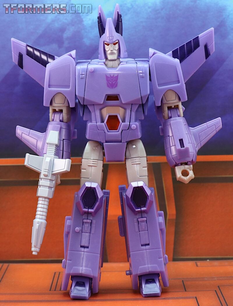 Transformers Kingdom Cyclonus Wave 1 Voyager InHand Images Preview Gallery
